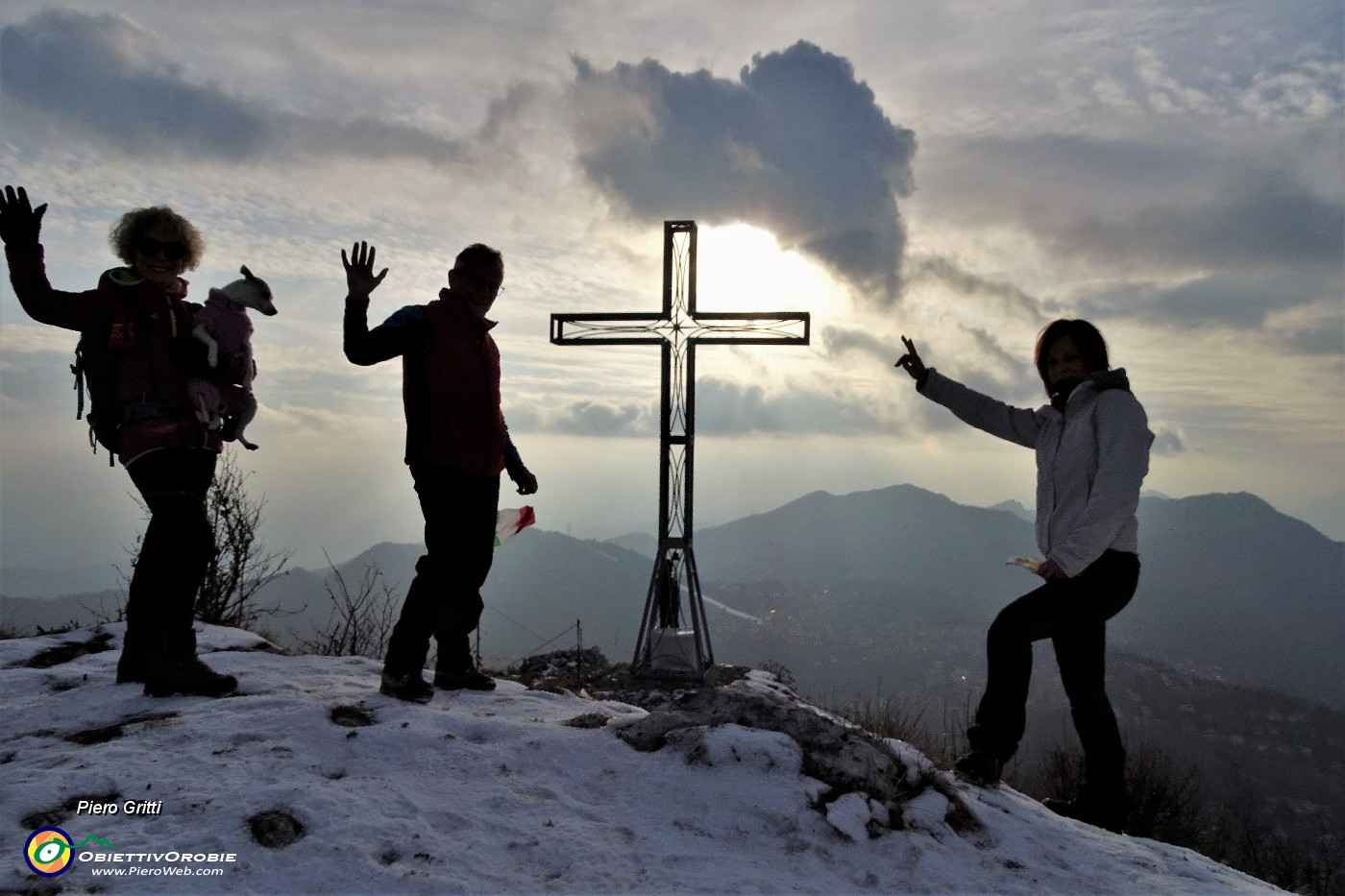 73 Alla croce di vetta della Cornagera (1311 m).JPG